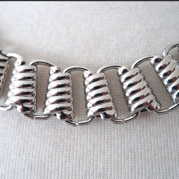 NEW TALBOTS SILVER SEGMENTED NECKLACE 17-20" - Picture 2 of 2